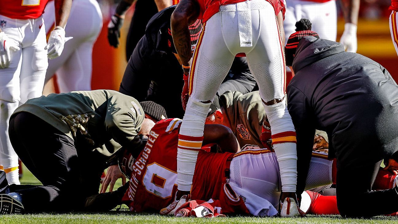 <div>Chiefs' Smith-Schuster into protocol after big hit</div>