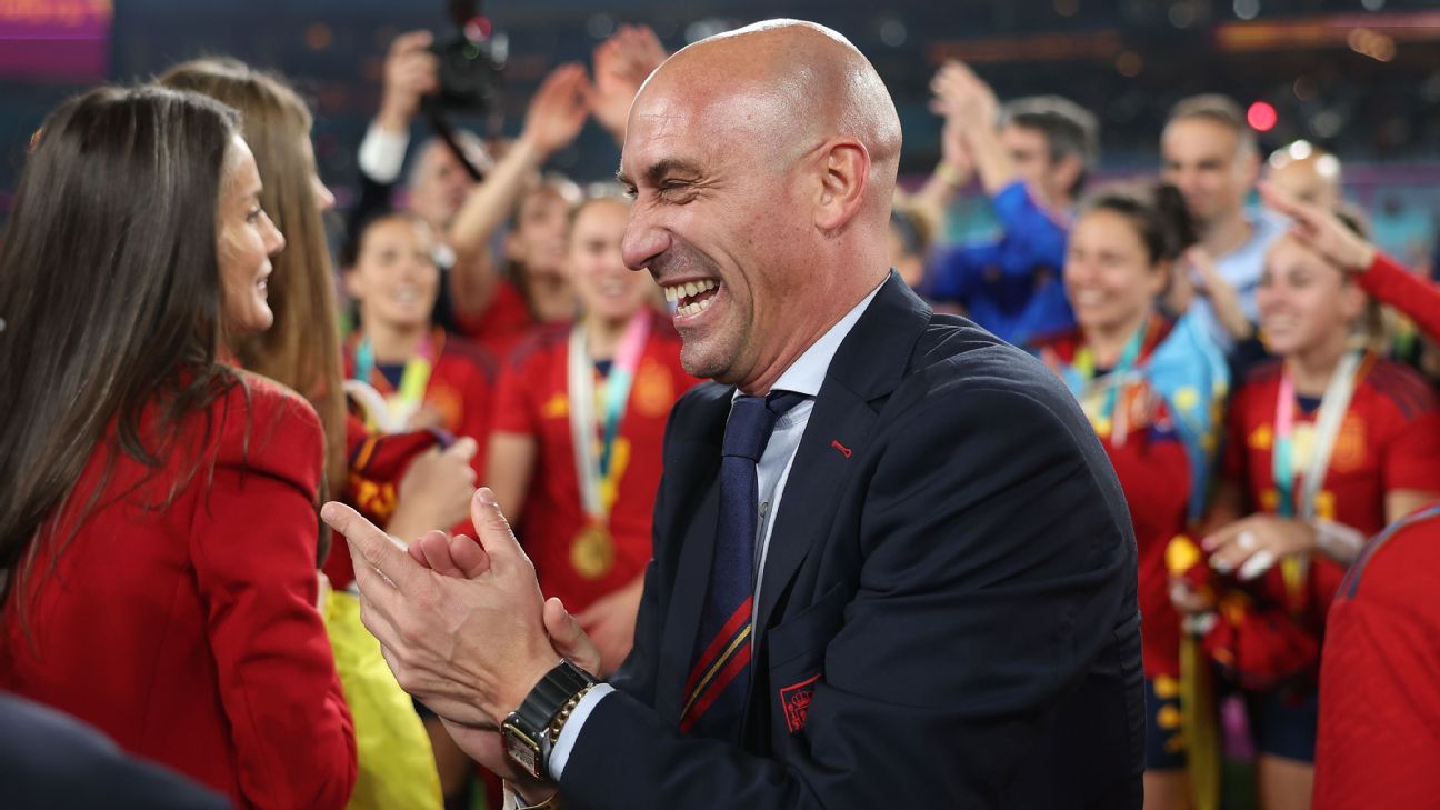 El presidente de la Federación Española se disculpa por besar a una jugadora tras el título de campeona del mundo femenino
