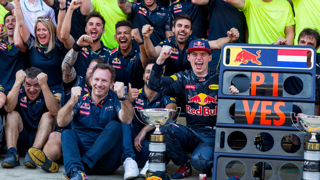Max Verstappen celebra una victoria con Red Bull.