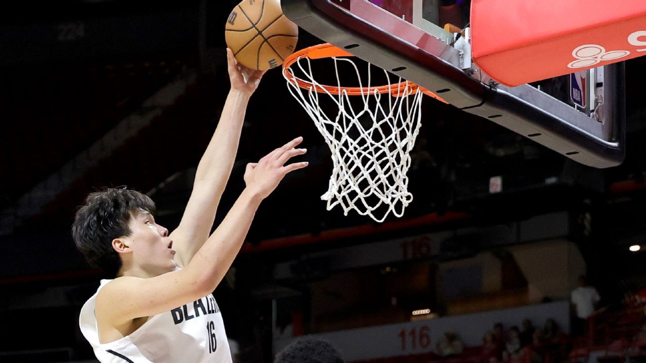 Yang Hansen playing basketball